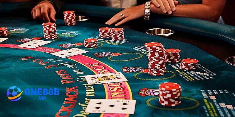 Dealer sẽ chia bài cho người chơi Blackjack